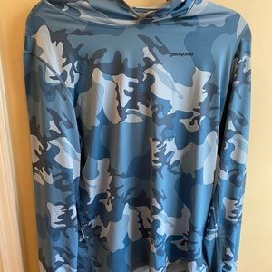 Mens Patagonia long sleeve camouflage tshirt with hood